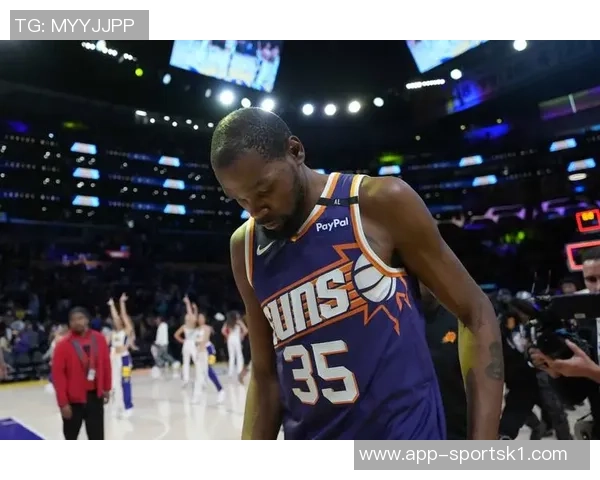 杜兰特三节表现抢眼15投8中贡献22分5篮板1助攻2盖帽第三节状态略有下滑