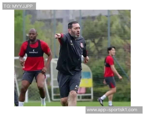 老友重聚亚泰主帅苏亚雷斯与国安队工作人员深情相拥展现友谊之情