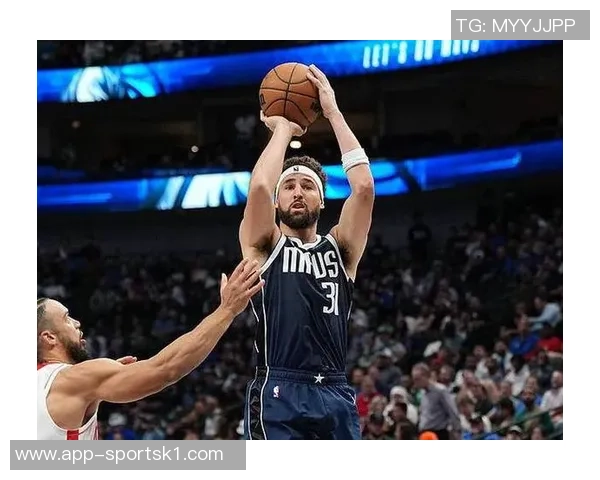 克莱上半场状态低迷仅得5分三分球命中率惨淡